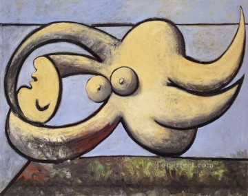  lying - Woman naked lying down 1932 cubist Pablo Picasso
